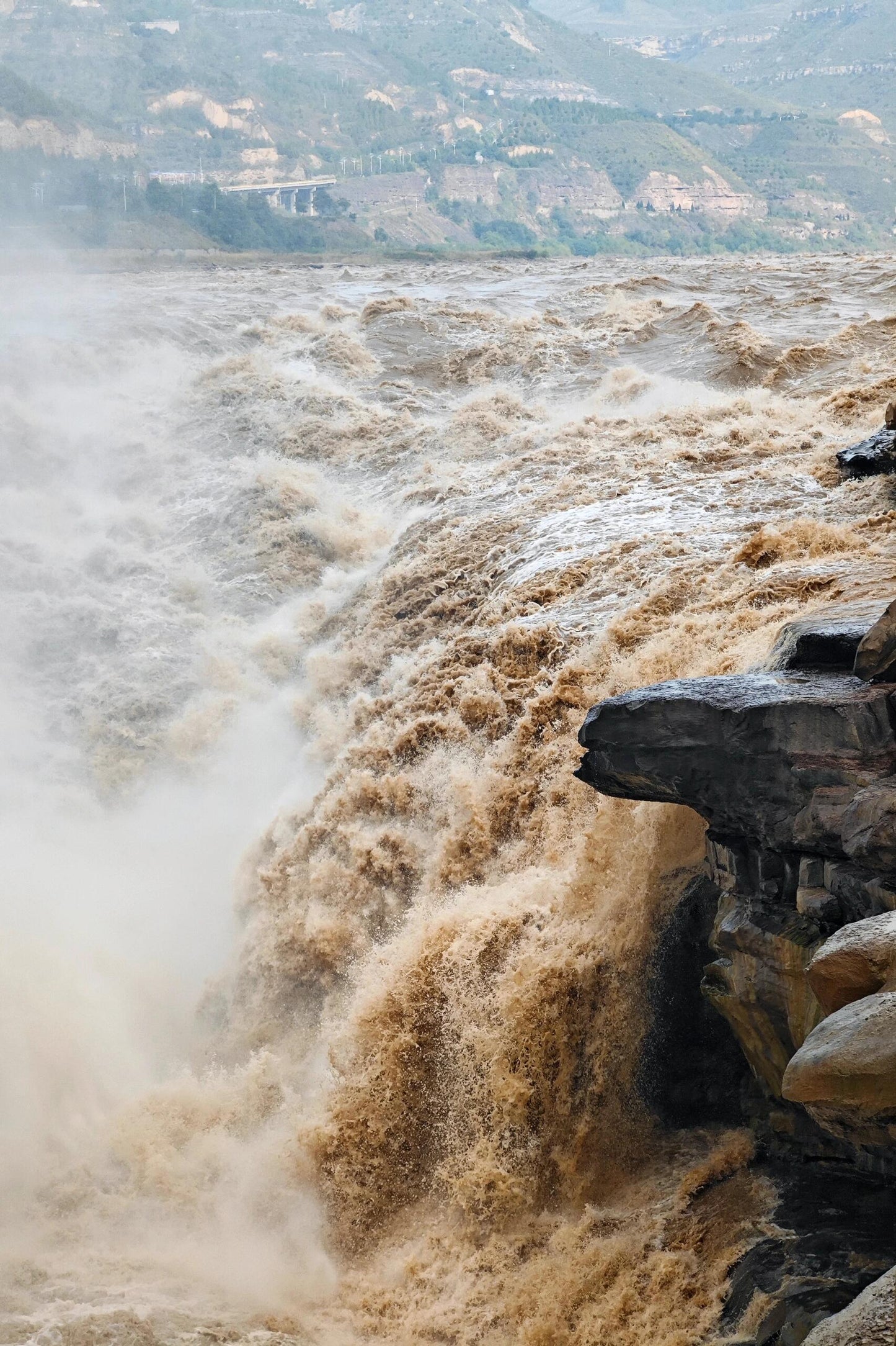 2 Days 1 Night Group Tour to Yan’an, Shaanxi, Hukou Waterfall, and Yellow Emperor Mausoleum