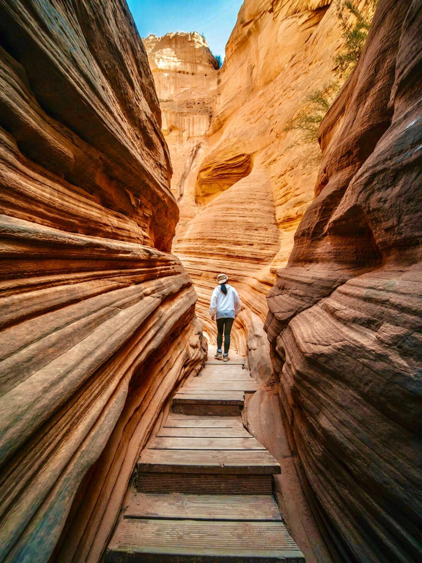 2 Days 1 Night Group Tour to Yan’an, Shaanxi, Hukou Waterfall, and Yellow Emperor Mausoleum