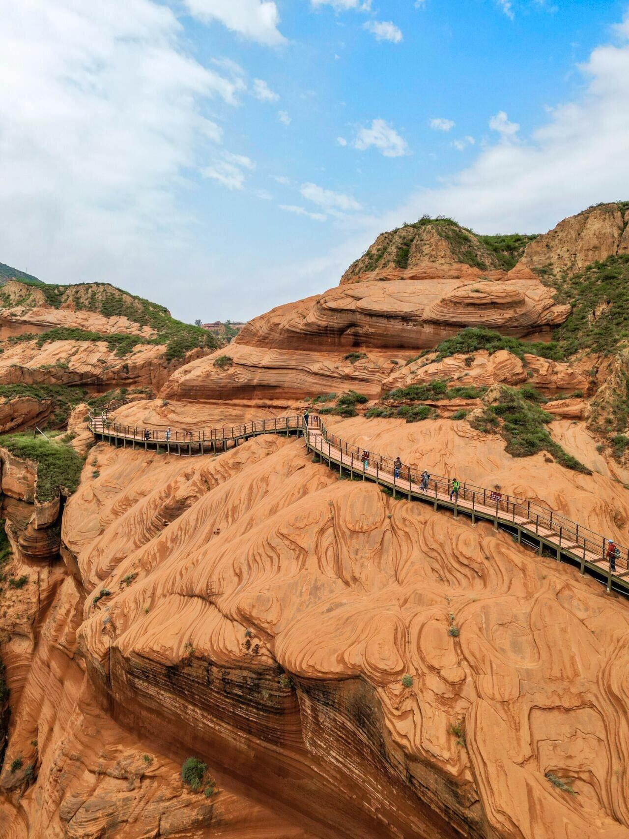 2 Days 1 Night Group Tour to Yan’an, Shaanxi, Hukou Waterfall, and Yellow Emperor Mausoleum